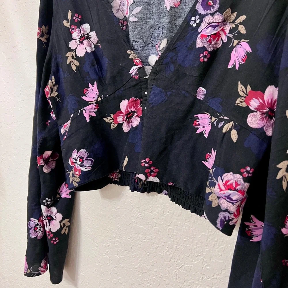 Wild Fable Womens Black Floral Print Cropped Long Flared Sleeve V Neck Top XXL - Picture 3 of 8